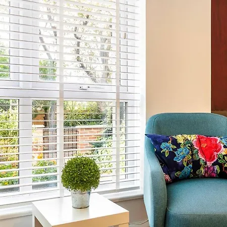 Cosy 1-bed Flat Near * London