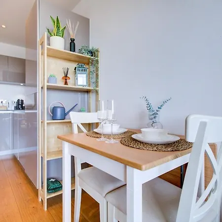 Modern 1-bed Entire Apartment, Zone 2 *