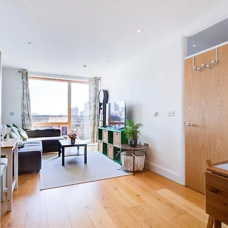 Modern 1-bed Entire Apartment, Zone 2 London