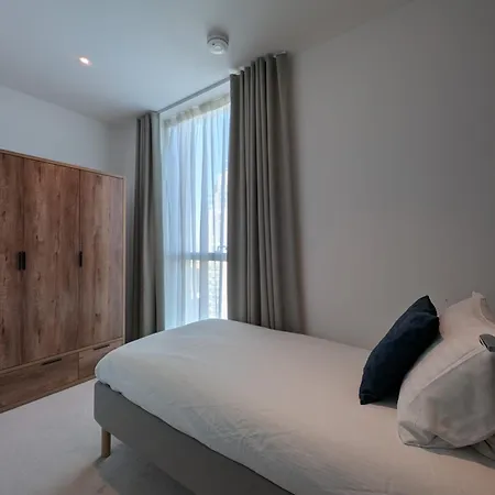 Charles Hope Canary Wharf South Quay Apartman London