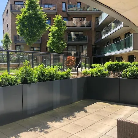 New 3 Bedroom Near Tower Bridge Apartment *