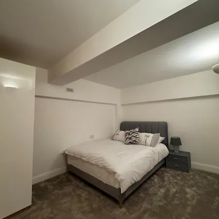Apartment Contemporary 2-bedroom In Wanstead, *