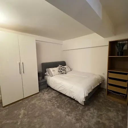 Contemporary 2-bedroom In Wanstead, * London