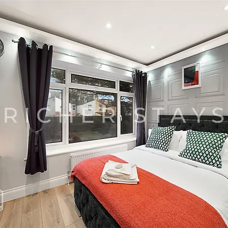 Leyton Guest - And Amenities * London