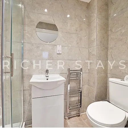 Leyton Guest - And Amenities *
