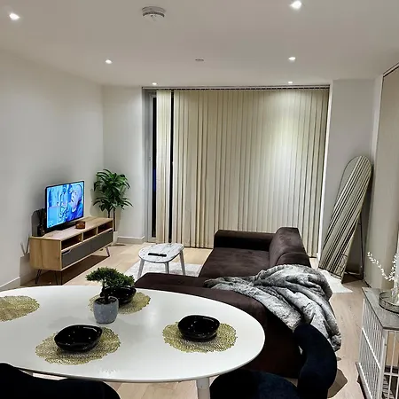 Stunning Lux 2 Bed In Royal Wharf Apartment *