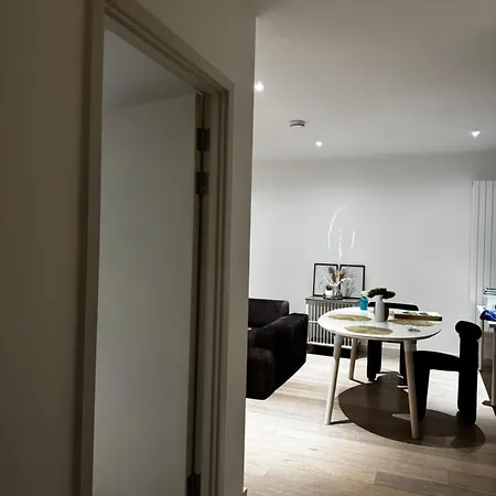 Stunning Lux 2 Bed In Royal Wharf Apartment London
