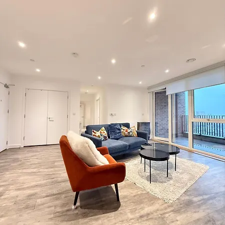 Skyline View - Lights & Skyline Heights Apartment *