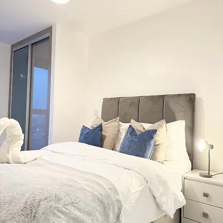 Apartment Skyline View - Lights & Skyline Heights *