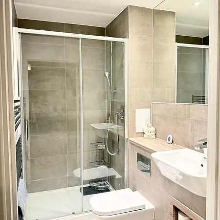 Skyline View - Lights & Skyline Heights Apartment Barking (Greater London)