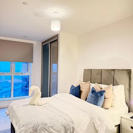 Skyline View - Lights & Skyline Heights Barking (Greater London)