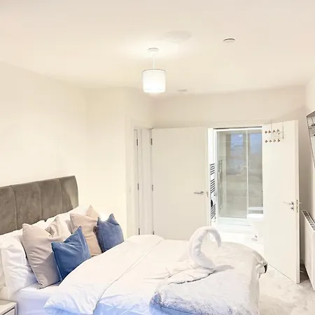 Skyline View - Lights & Skyline Heights * Barking (Greater London)