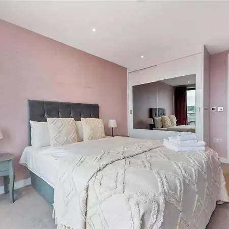 Londwell, Spitalfields & Brick Lane Luxury Balcony Penthouse Apartment London