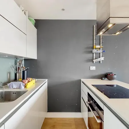Londwell, Spitalfields & Brick Lane Luxury Balcony Penthouse Apartment *