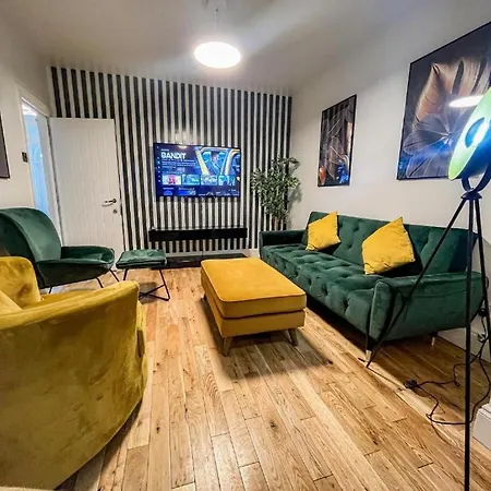 3 Bed Townhouse By Harlington Apartment London