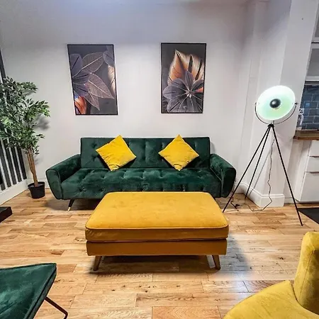 3 Bed Townhouse By Harlington Apartment *