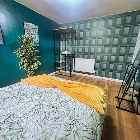 3 Bed Townhouse By Harlington London