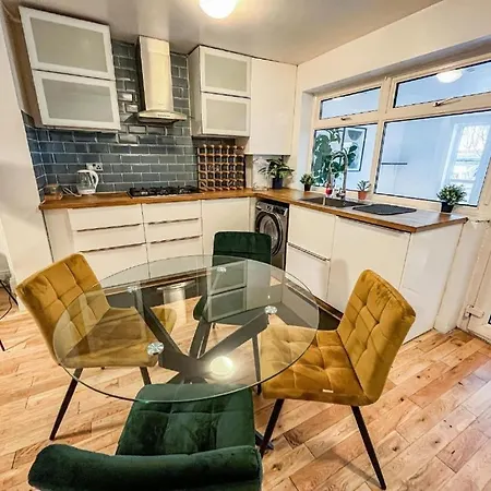 3 Bed Townhouse By Harlington Apartment *