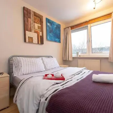 Holiday home 3br-sleeps9-parking-familyfriendly-nearexcel *