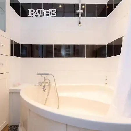 3br-sleeps9-parking-familyfriendly-nearexcel Holiday home London
