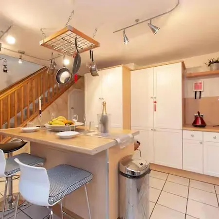 3br-sleeps9-parking-familyfriendly-nearexcel Holiday home