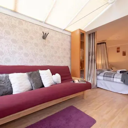 3br-sleeps9-parking-familyfriendly-nearexcel Holiday home *