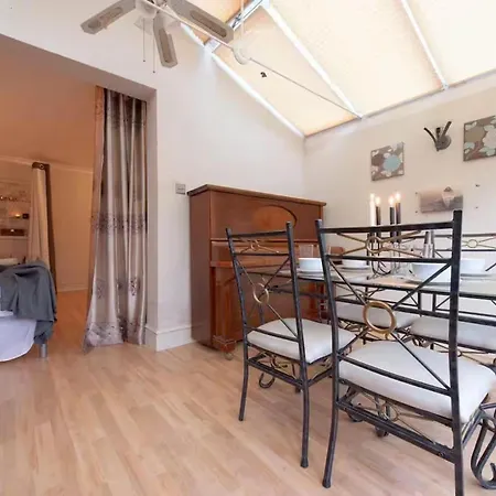 3br-sleeps9-parking-familyfriendly-nearexcel London