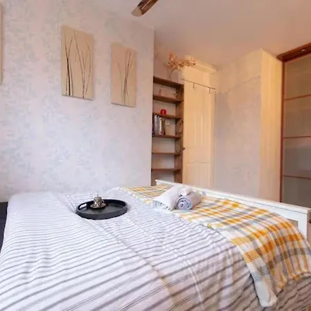3br-sleeps9-parking-familyfriendly-nearexcel Holiday home London