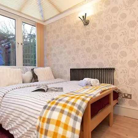 3br-sleeps9-parking-familyfriendly-nearexcel Holiday home