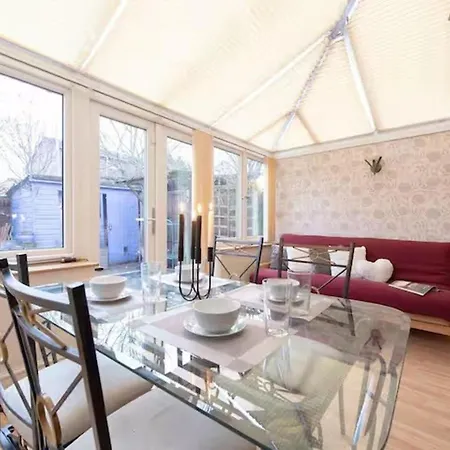 3br-sleeps9-parking-familyfriendly-nearexcel Holiday home London