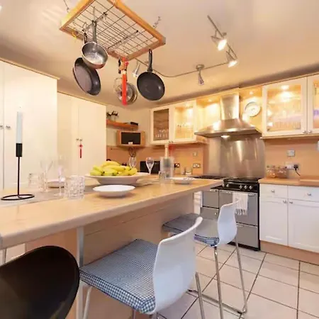 3br-sleeps9-parking-familyfriendly-nearexcel *