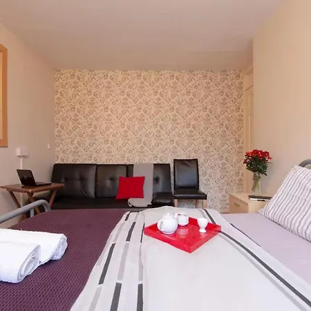 3br-sleeps9-parking-familyfriendly-nearexcel London