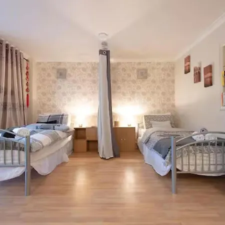 3br-sleeps9-parking-familyfriendly-nearexcel *