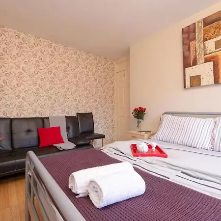 3br-sleeps9-parking-familyfriendly-nearexcel Holiday home *