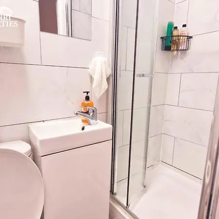Cosy 2 Bedroom Flat Only 5 Minutes Walk To Canning Town Tube Station