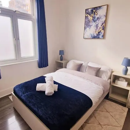 Cosy 2 Bedroom Flat Only 5 Minutes Walk To Canning Town Tube Station