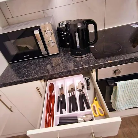 Cosy 2 Bedroom Flat Only 5 Minutes Walk To Canning Town Tube Station London