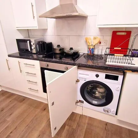Cosy 2 Bedroom Flat Only 5 Minutes Walk To Canning Town Tube Station *
