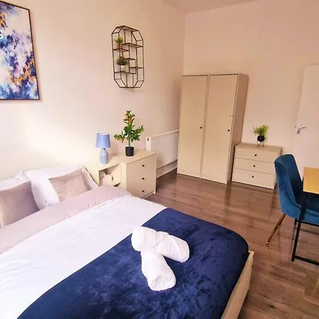 Cosy 2 Bedroom Flat Only 5 Minutes Walk To Canning Town Tube Station * London