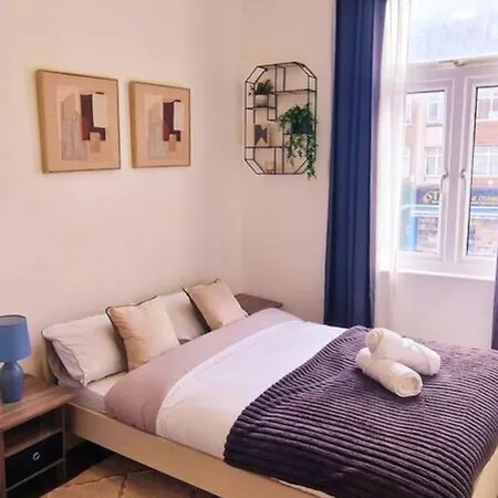 Apartment Cosy 2 Bedroom Flat Only 5 Minutes Walk To Canning Town Tube Station *