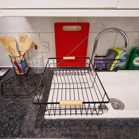 Cosy 2 Bedroom Flat Only 5 Minutes Walk To Canning Town Tube Station Apartment London