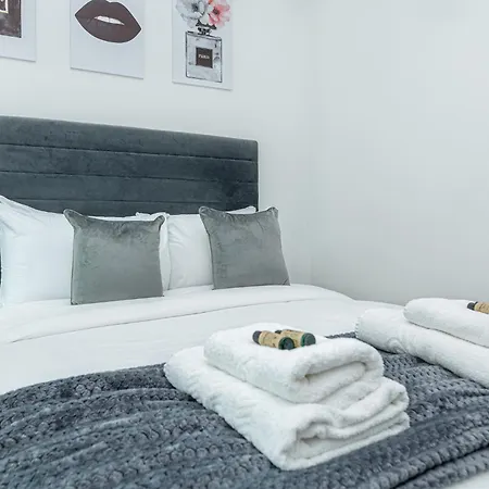 New Listing! Modern 3br, Prime Canary Wharf Apartment London