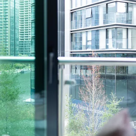 New Listing! Modern 3br, Prime Canary Wharf * London