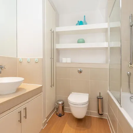 New Listing! Modern 3br, Prime Canary Wharf Apartment