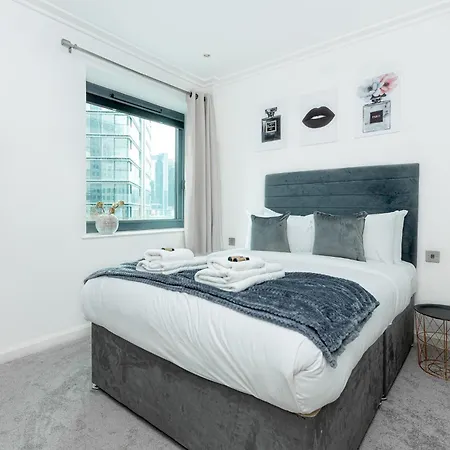 New Listing! Modern 3br, Prime Canary Wharf Apartment *