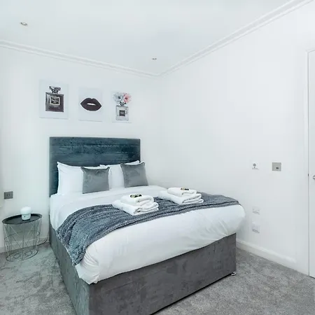 New Listing! Modern 3br, Prime Canary Wharf Apartment