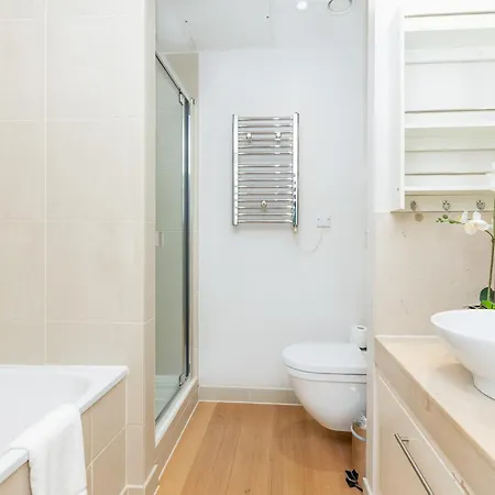 New Listing! Modern 3br, Prime Canary Wharf * London