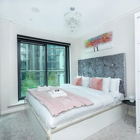New Listing! Modern 3br, Prime Canary Wharf *