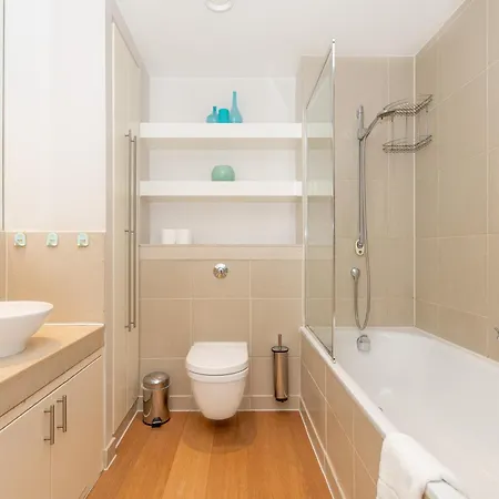 New Listing! Modern 3br, Prime Canary Wharf Apartment London