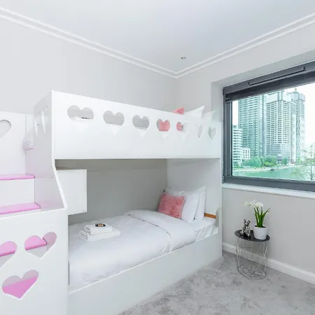 New Listing! Modern 3br, Prime Canary Wharf London